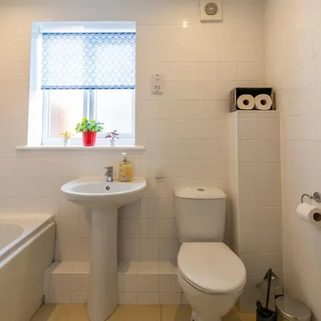 The Vogue Stay, 3 Bedrooms, 2 Bathrooms, Ideal For Jr & Oxford Hospitals, Free Carpark, Conveniently Located For Ring Road Access, 2 Miles From Oxford City Centre Easy Car & Bus Route Экстерьер фото