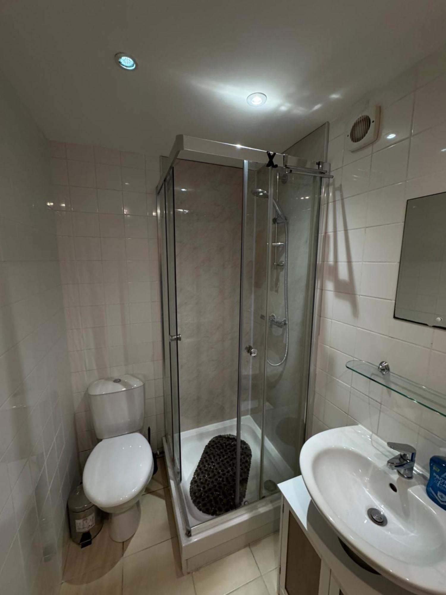 Apartment The Vogue Stay, 3 Bedrooms, 2 Bathrooms, Ideal For Jr & Hospitals, Free Carpark, Conveniently Located For Ring Road Access, 2 Miles From Centre Easy Car & Bus Route