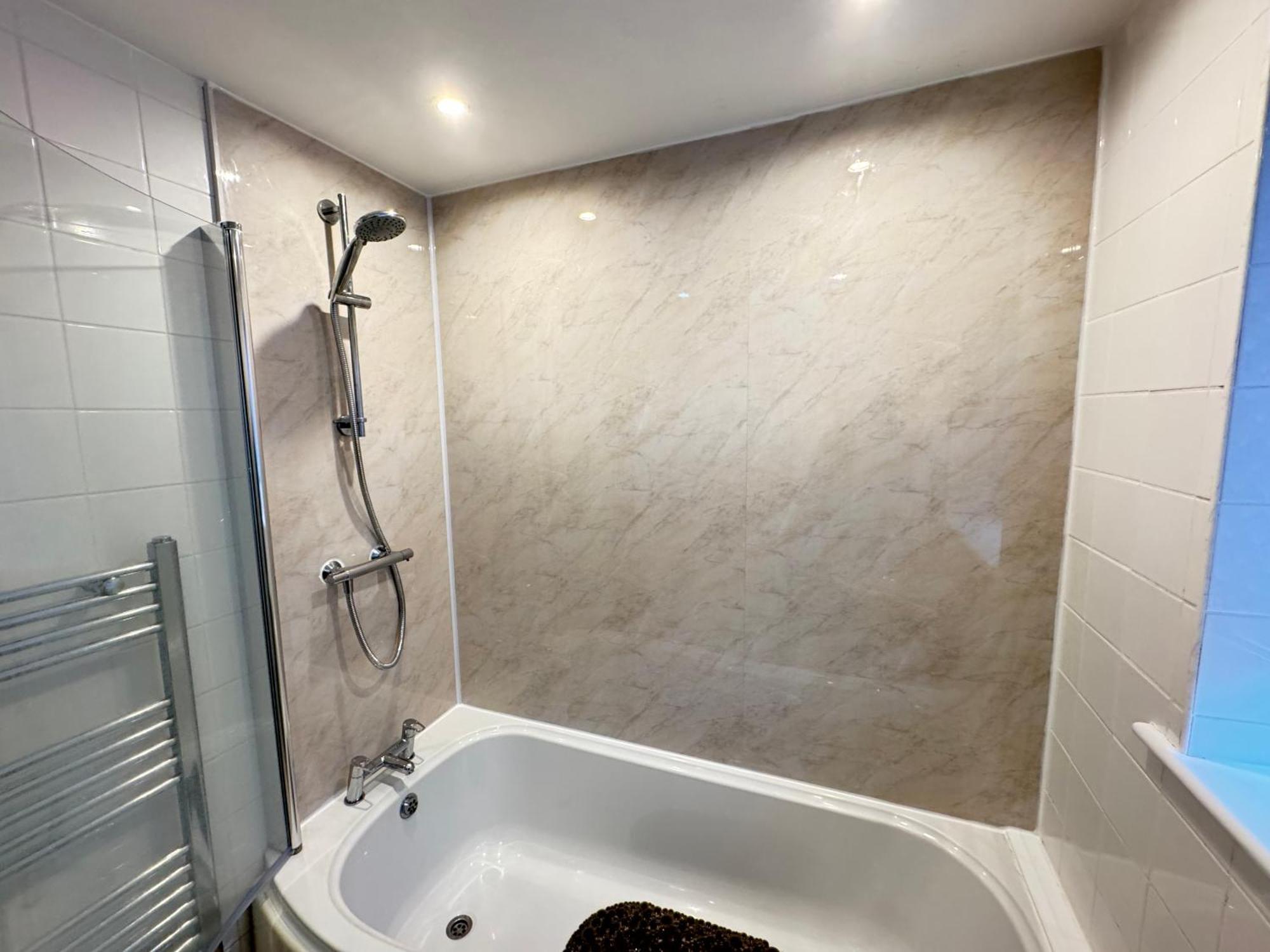 Apartment The Vogue Stay, 3 Bedrooms, 2 Bathrooms, Ideal For Jr & Hospitals, Free Carpark, Conveniently Located For Ring Road Access, 2 Miles From Centre Easy Car & Bus Route *