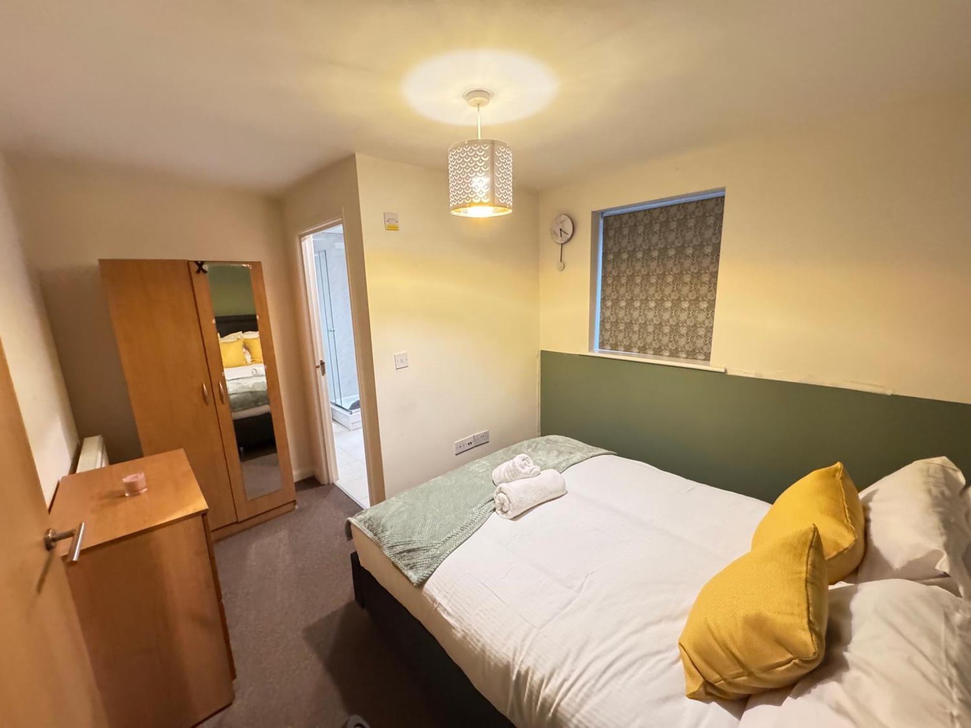 Apartment The Vogue Stay, 3 Bedrooms, 2 Bathrooms, Ideal For Jr & Hospitals, Free Carpark, Conveniently Located For Ring Road Access, 2 Miles From Centre Easy Car & Bus Route