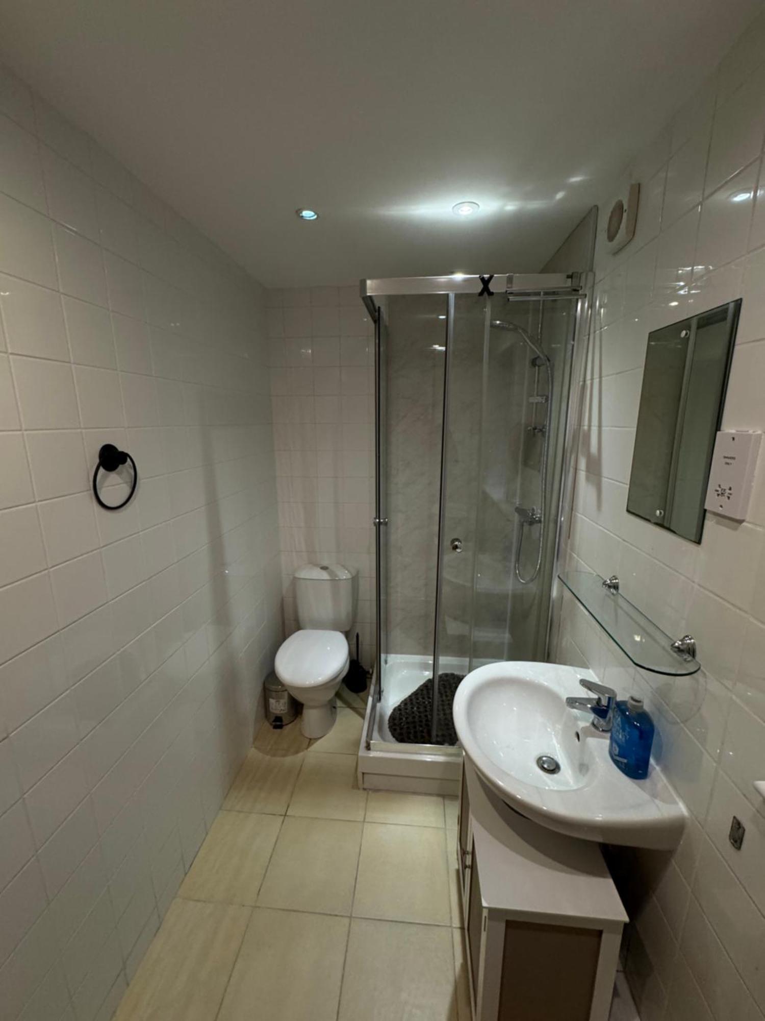 The Vogue Stay, 3 Bedrooms, 2 Bathrooms, Ideal For Jr & Hospitals, Free Carpark, Conveniently Located For Ring Road Access, 2 Miles From Centre Easy Car & Bus Route *