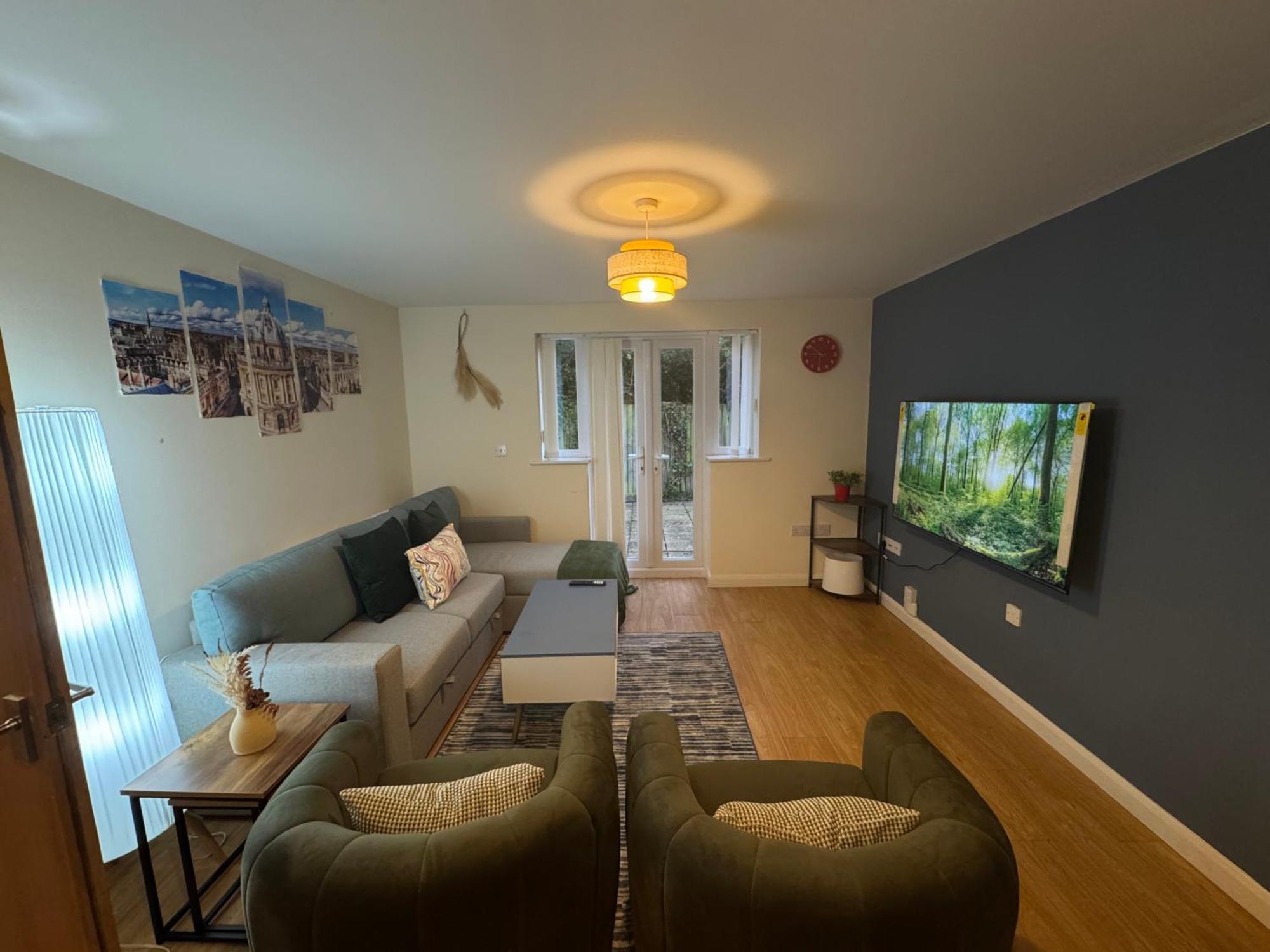 The Vogue Stay, 3 Bedrooms, 2 Bathrooms, Ideal For Jr & Hospitals, Free Carpark, Conveniently Located For Ring Road Access, 2 Miles From Centre Easy Car & Bus Route Apartment *