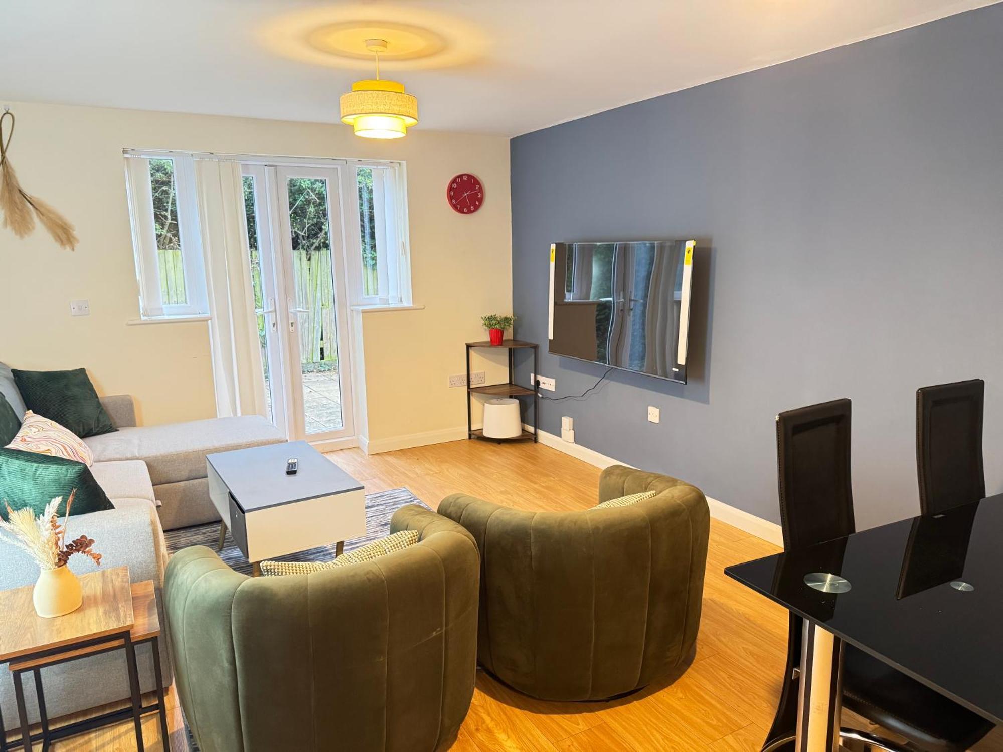 The Vogue Stay, 3 Bedrooms, 2 Bathrooms, Ideal For Jr & Hospitals, Free Carpark, Conveniently Located For Ring Road Access, 2 Miles From Centre Easy Car & Bus Route Apartment Oxford
