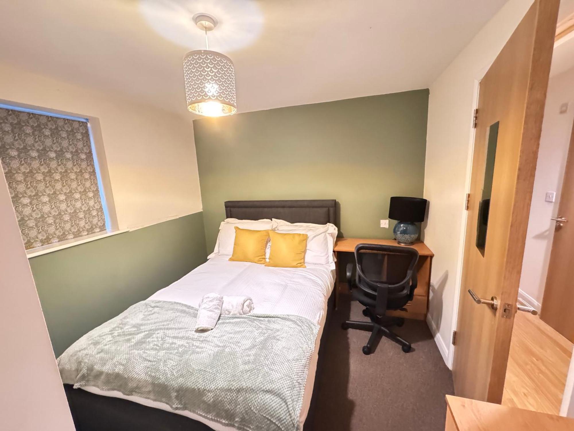 The Vogue Stay, 3 Bedrooms, 2 Bathrooms, Ideal For Jr & Hospitals, Free Carpark, Conveniently Located For Ring Road Access, 2 Miles From Centre Easy Car & Bus Route Apartment *