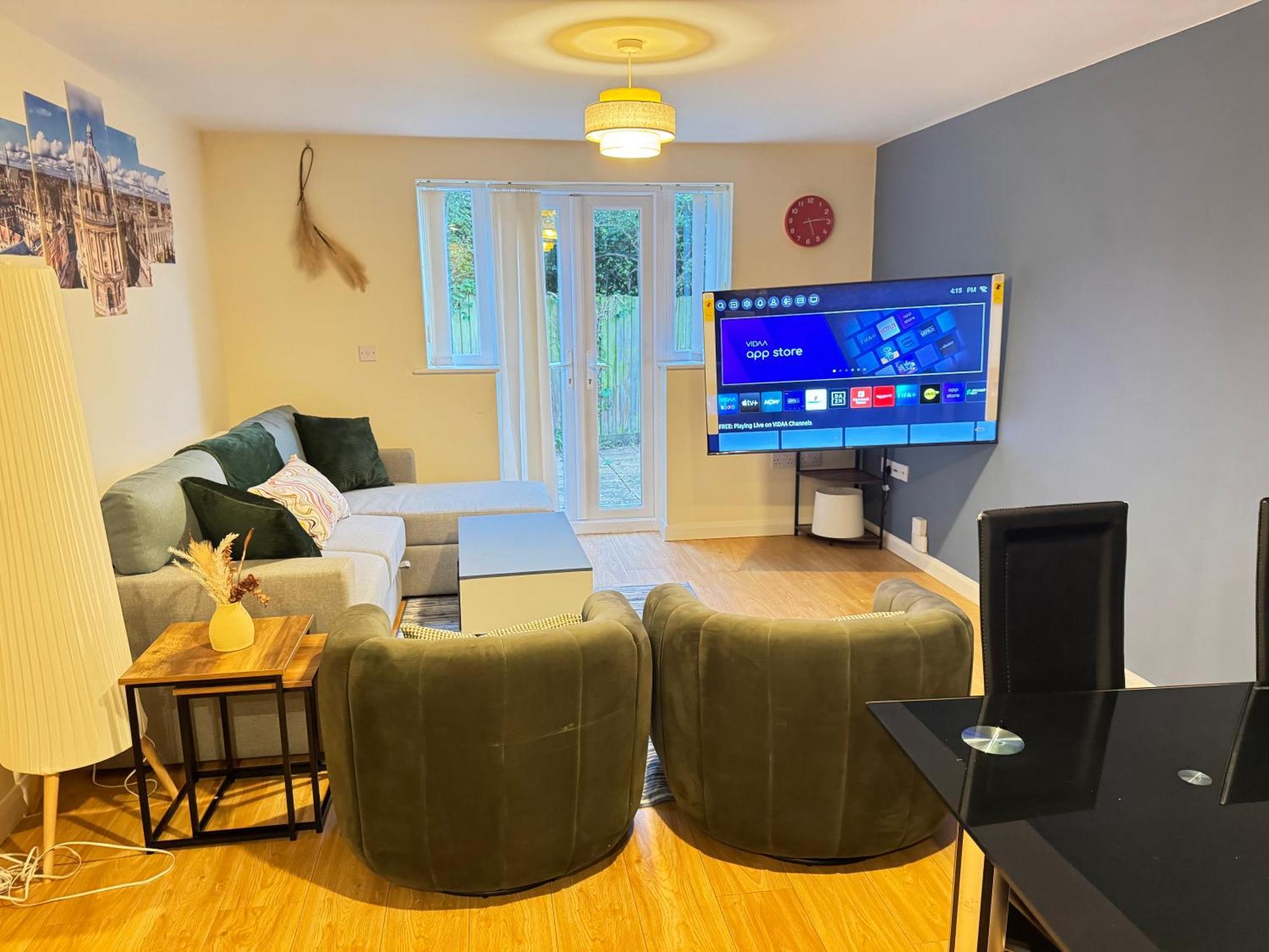 Apartment The Vogue Stay, 3 Bedrooms, 2 Bathrooms, Ideal For Jr & Hospitals, Free Carpark, Conveniently Located For Ring Road Access, 2 Miles From Centre Easy Car & Bus Route *