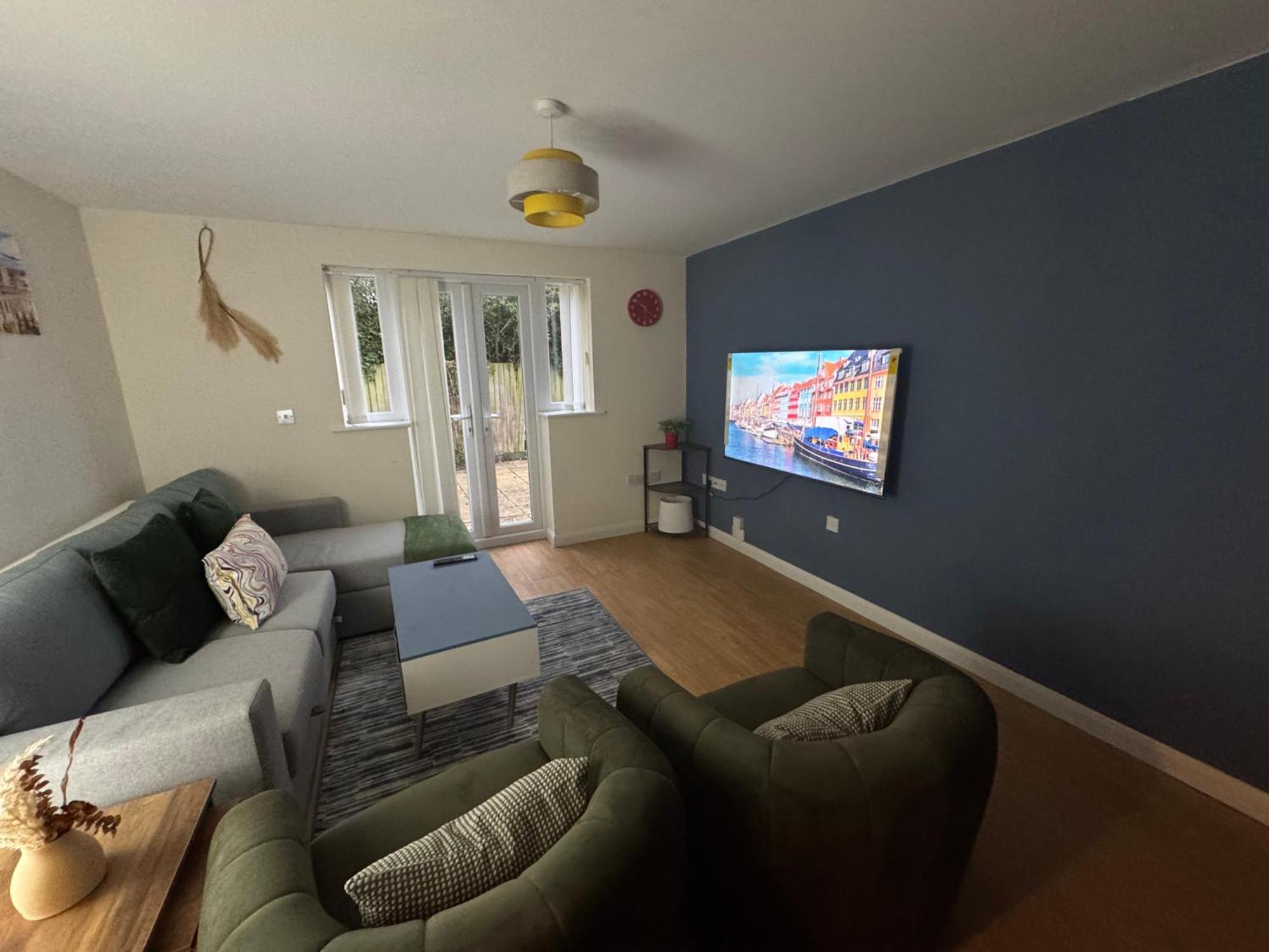 The Vogue Stay, 3 Bedrooms, 2 Bathrooms, Ideal For Jr & Hospitals, Free Carpark, Conveniently Located For Ring Road Access, 2 Miles From Centre Easy Car & Bus Route Apartment