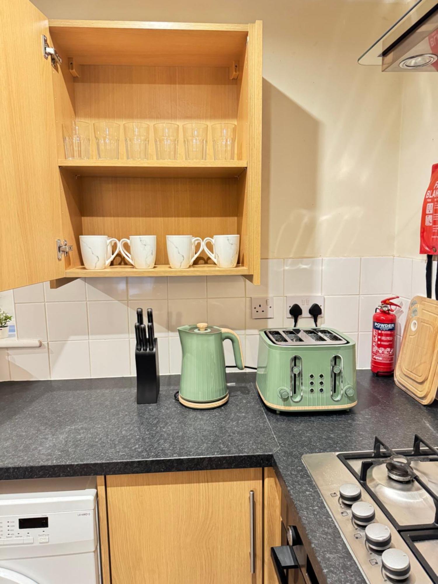 The Vogue Stay, 3 Bedrooms, 2 Bathrooms, Ideal For Jr & Hospitals, Free Carpark, Conveniently Located For Ring Road Access, 2 Miles From Centre Easy Car & Bus Route