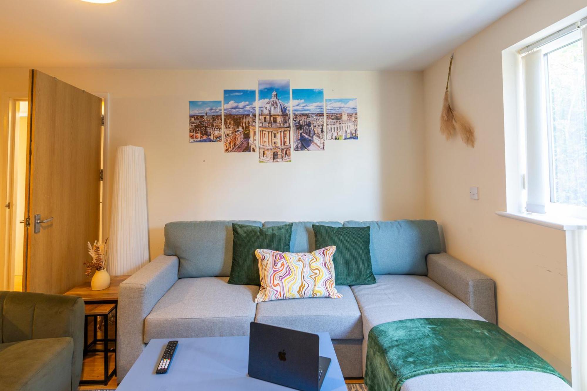 The Vogue Stay, 3 Bedrooms, 2 Bathrooms, Ideal For Jr & Hospitals, Free Carpark, Conveniently Located For Ring Road Access, 2 Miles From Centre Easy Car & Bus Route Oxford