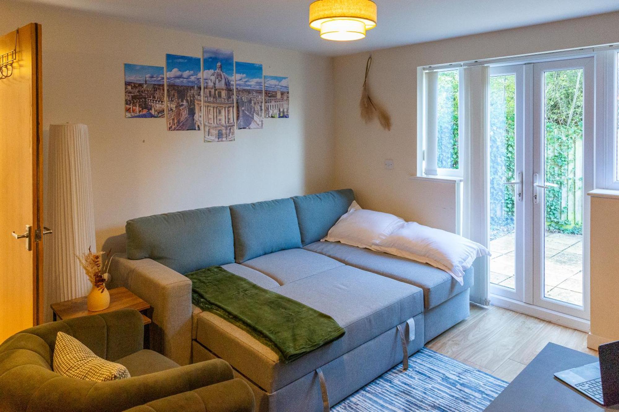 Apartment The Vogue Stay, 3 Bedrooms, 2 Bathrooms, Ideal For Jr & Hospitals, Free Carpark, Conveniently Located For Ring Road Access, 2 Miles From Centre Easy Car & Bus Route *