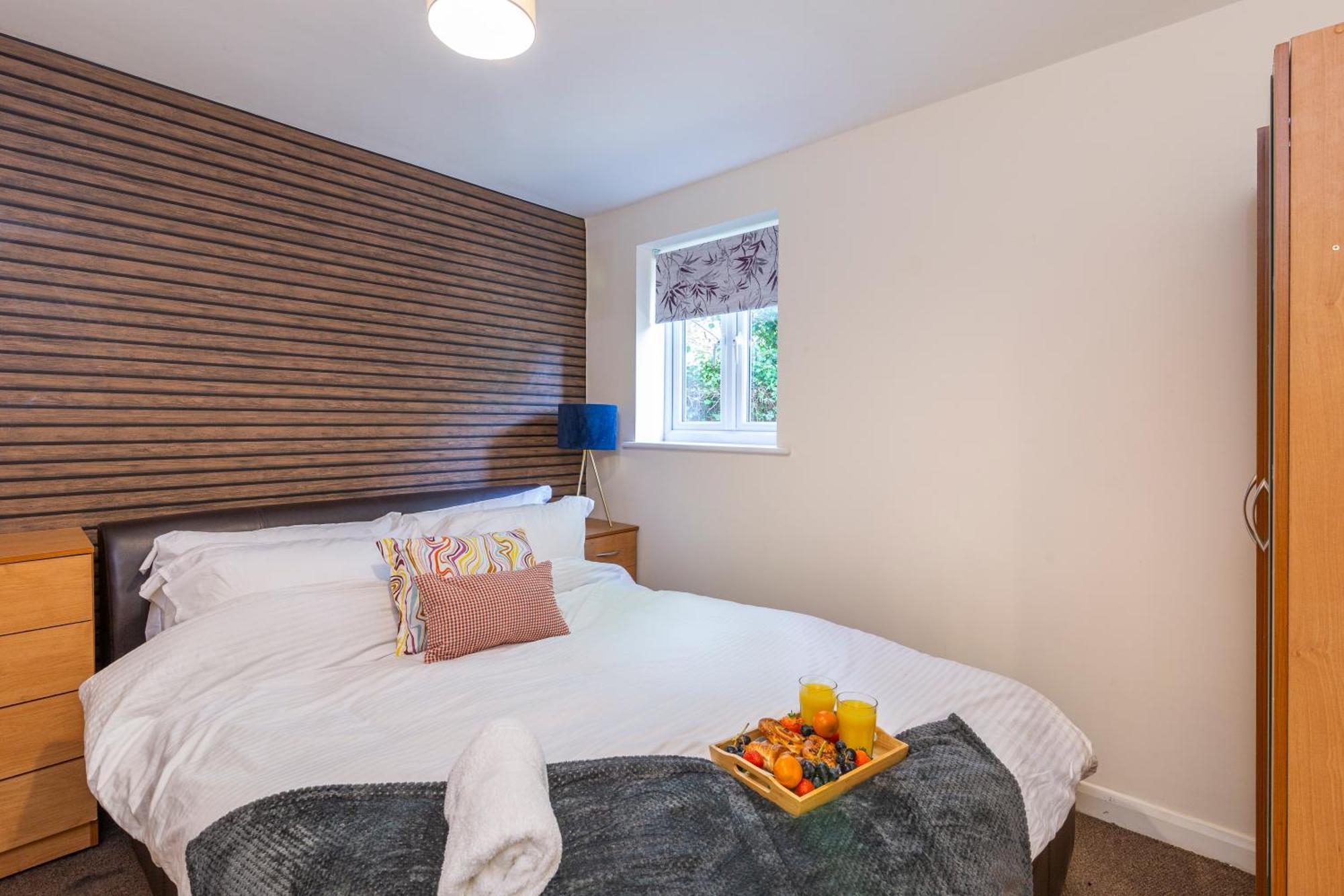 The Vogue Stay, 3 Bedrooms, 2 Bathrooms, Ideal For Jr & Hospitals, Free Carpark, Conveniently Located For Ring Road Access, 2 Miles From Centre Easy Car & Bus Route Apartment