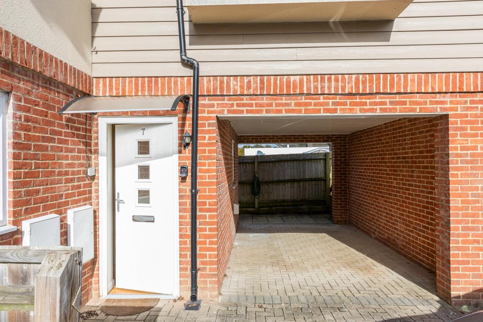The Vogue Stay, 3 Bedrooms, 2 Bathrooms, Ideal For Jr & Hospitals, Free Carpark, Conveniently Located For Ring Road Access, 2 Miles From Centre Easy Car & Bus Route Apartment