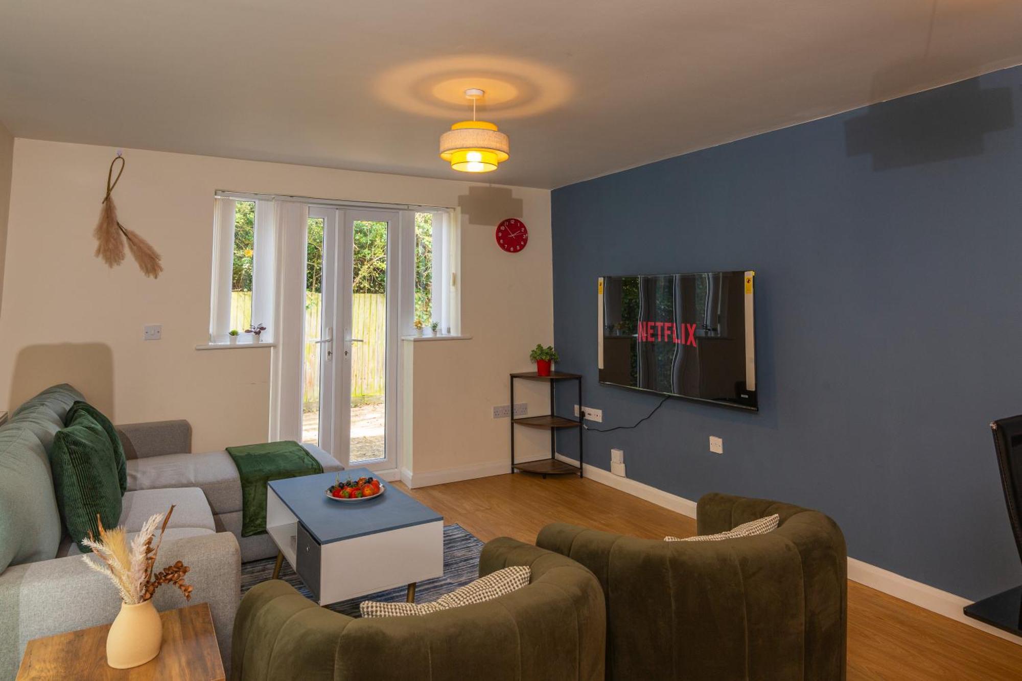 The Vogue Stay, 3 Bedrooms, 2 Bathrooms, Ideal For Jr & Hospitals, Free Carpark, Conveniently Located For Ring Road Access, 2 Miles From Centre Easy Car & Bus Route *
