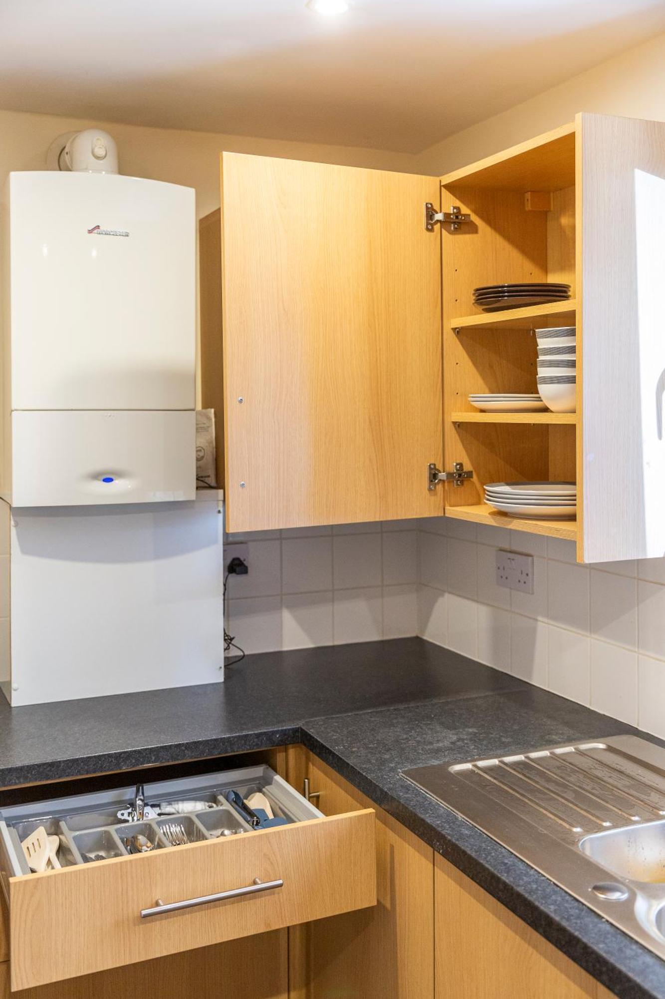 Apartment The Vogue Stay, 3 Bedrooms, 2 Bathrooms, Ideal For Jr & Hospitals, Free Carpark, Conveniently Located For Ring Road Access, 2 Miles From Centre Easy Car & Bus Route *