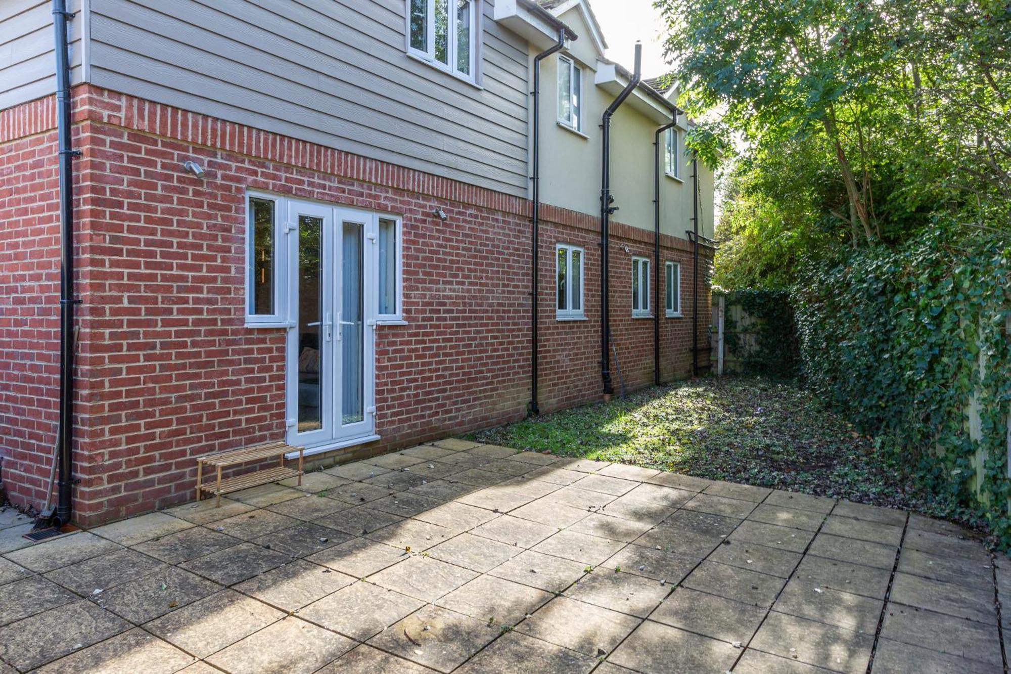 The Vogue Stay, 3 Bedrooms, 2 Bathrooms, Ideal For Jr & Hospitals, Free Carpark, Conveniently Located For Ring Road Access, 2 Miles From Centre Easy Car & Bus Route *