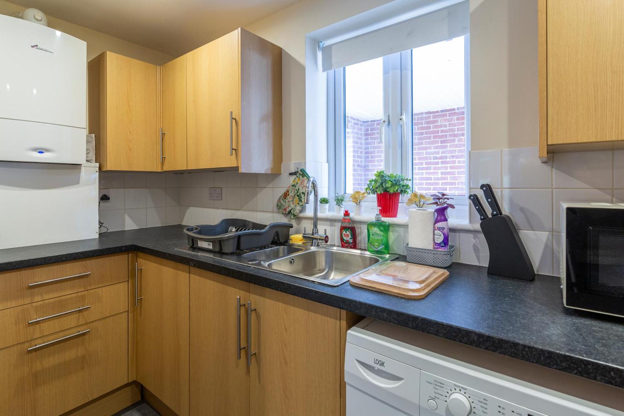 The Vogue Stay, 3 Bedrooms, 2 Bathrooms, Ideal For Jr & Hospitals, Free Carpark, Conveniently Located For Ring Road Access, 2 Miles From Centre Easy Car & Bus Route