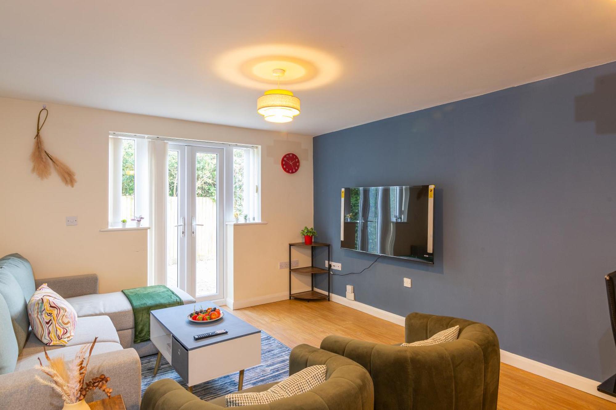 The Vogue Stay, 3 Bedrooms, 2 Bathrooms, Ideal For Jr & Hospitals, Free Carpark, Conveniently Located For Ring Road Access, 2 Miles From Centre Easy Car & Bus Route Apartment *