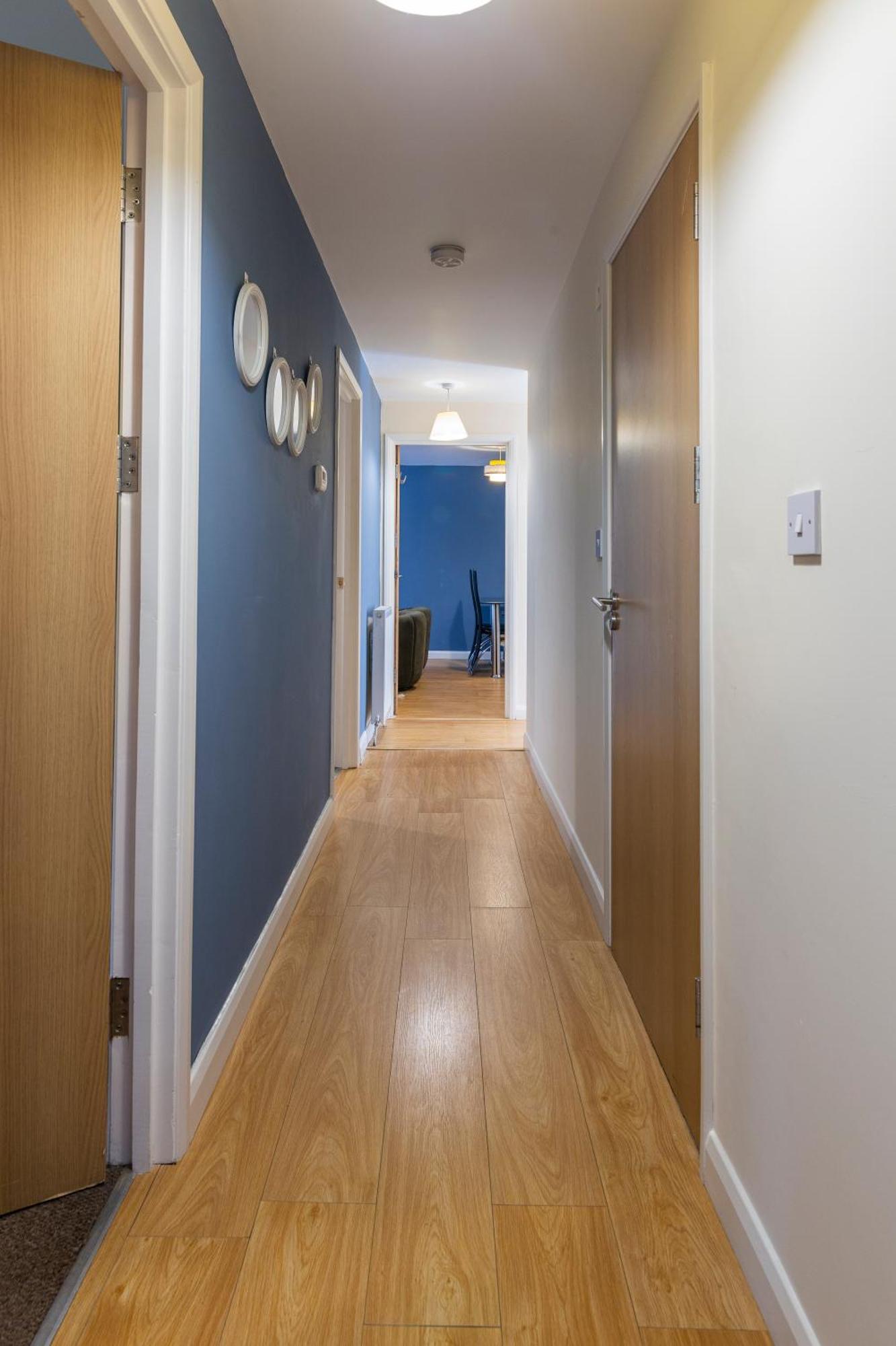 The Vogue Stay, 3 Bedrooms, 2 Bathrooms, Ideal For Jr & Hospitals, Free Carpark, Conveniently Located For Ring Road Access, 2 Miles From Centre Easy Car & Bus Route
