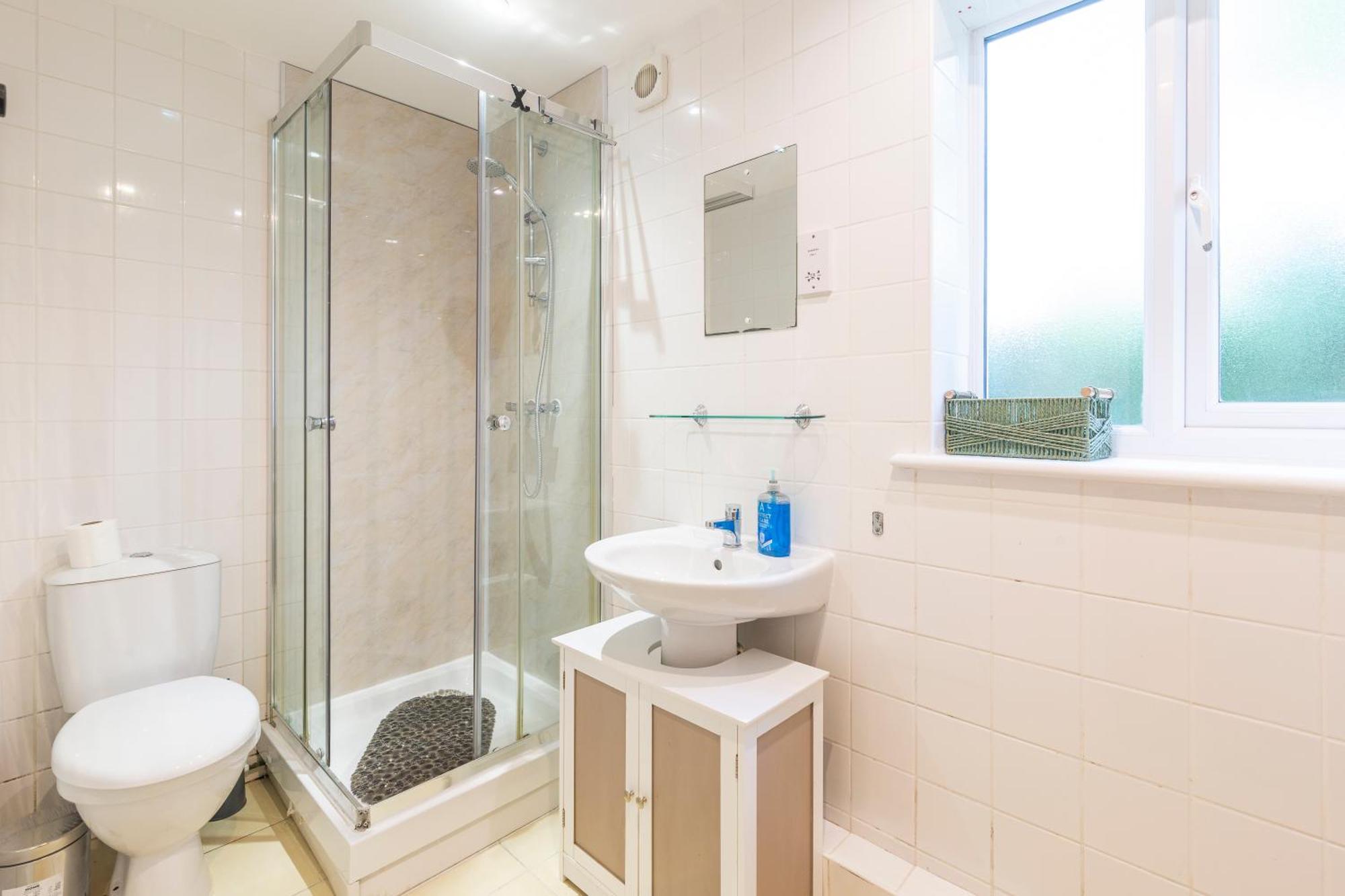 The Vogue Stay, 3 Bedrooms, 2 Bathrooms, Ideal For Jr & Hospitals, Free Carpark, Conveniently Located For Ring Road Access, 2 Miles From Centre Easy Car & Bus Route Apartment