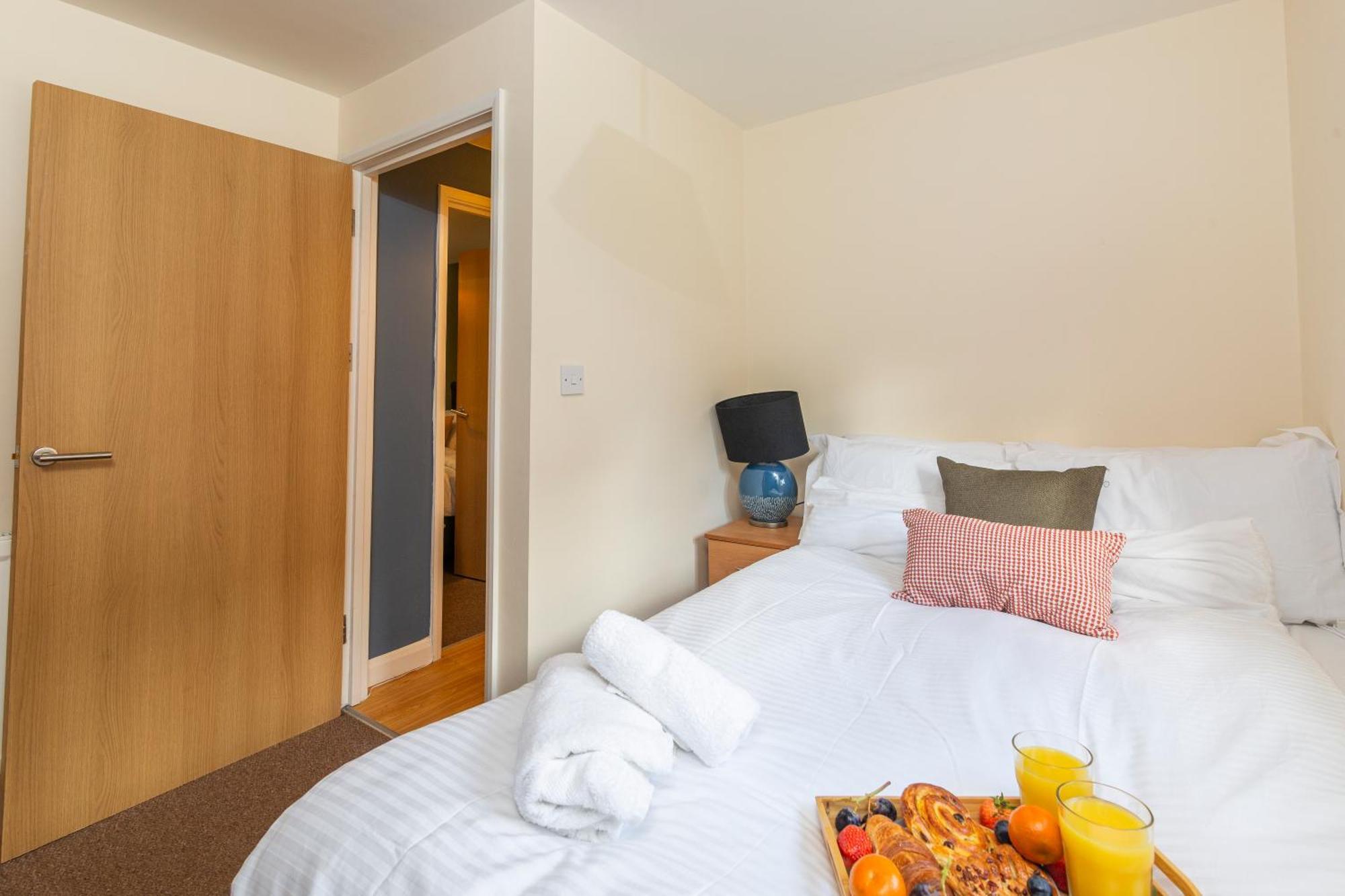 The Vogue Stay, 3 Bedrooms, 2 Bathrooms, Ideal For Jr & Hospitals, Free Carpark, Conveniently Located For Ring Road Access, 2 Miles From Centre Easy Car & Bus Route Oxford