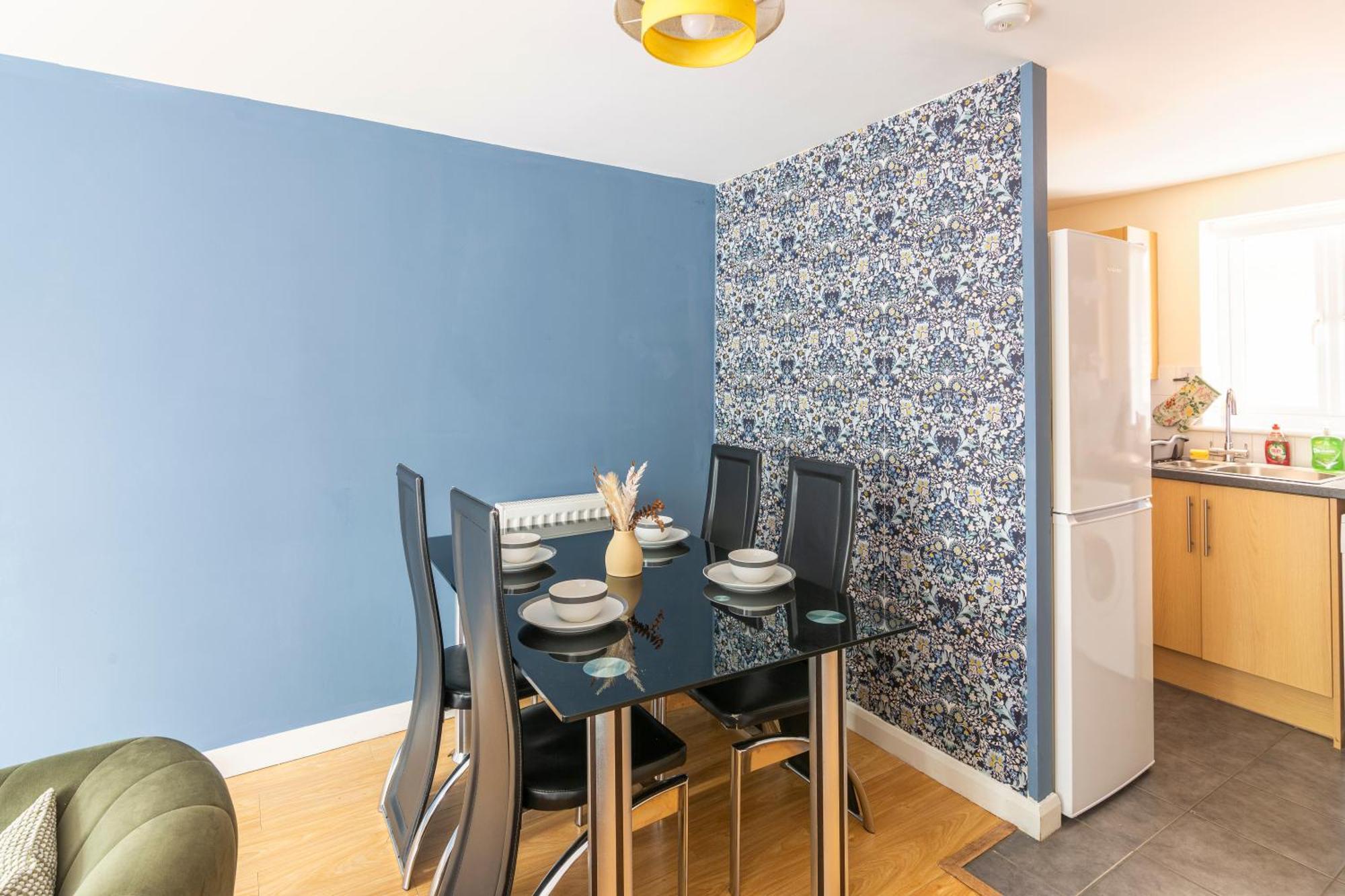 The Vogue Stay, 3 Bedrooms, 2 Bathrooms, Ideal For Jr & Hospitals, Free Carpark, Conveniently Located For Ring Road Access, 2 Miles From Centre Easy Car & Bus Route