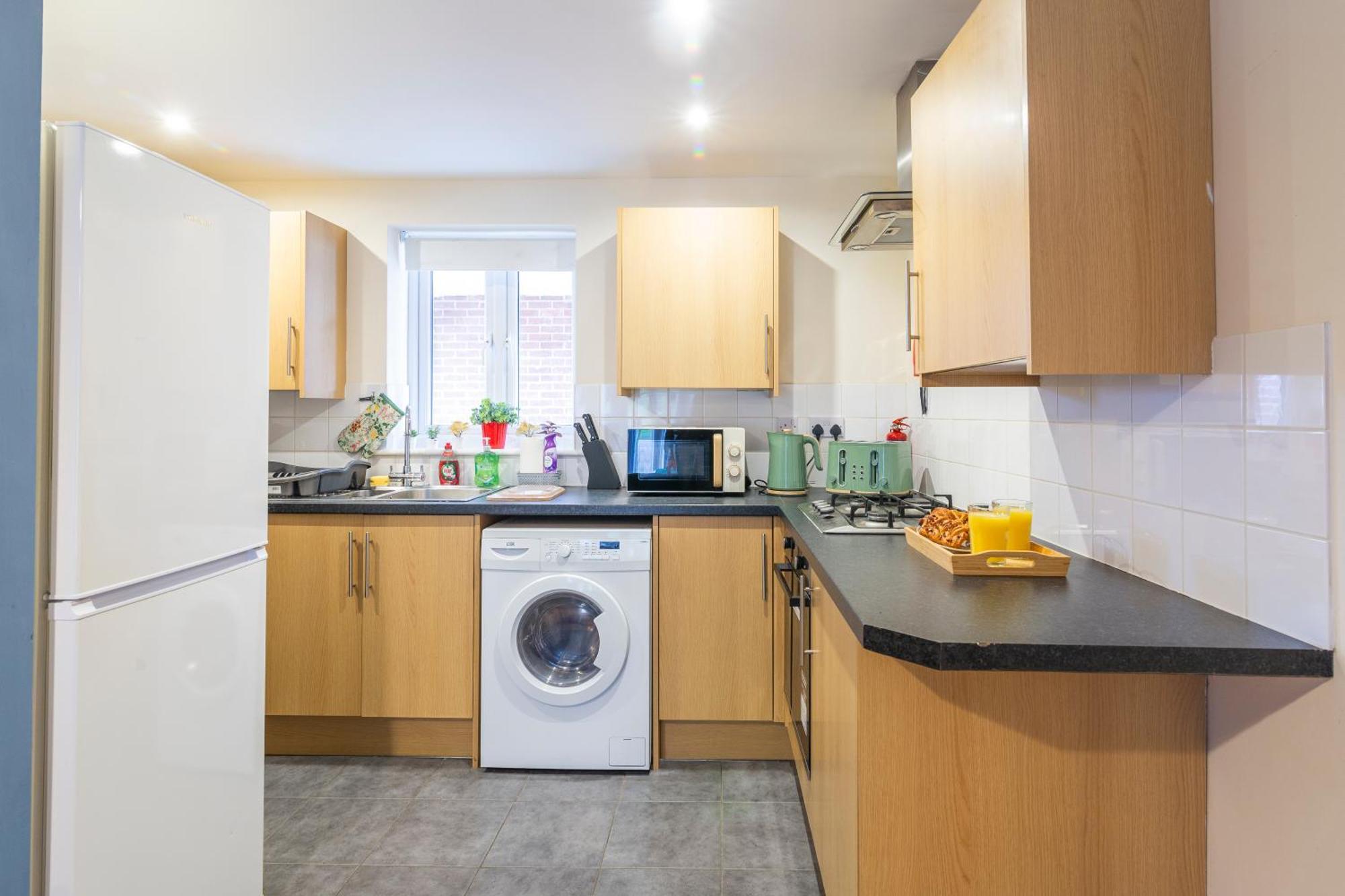 The Vogue Stay, 3 Bedrooms, 2 Bathrooms, Ideal For Jr & Hospitals, Free Carpark, Conveniently Located For Ring Road Access, 2 Miles From Centre Easy Car & Bus Route *