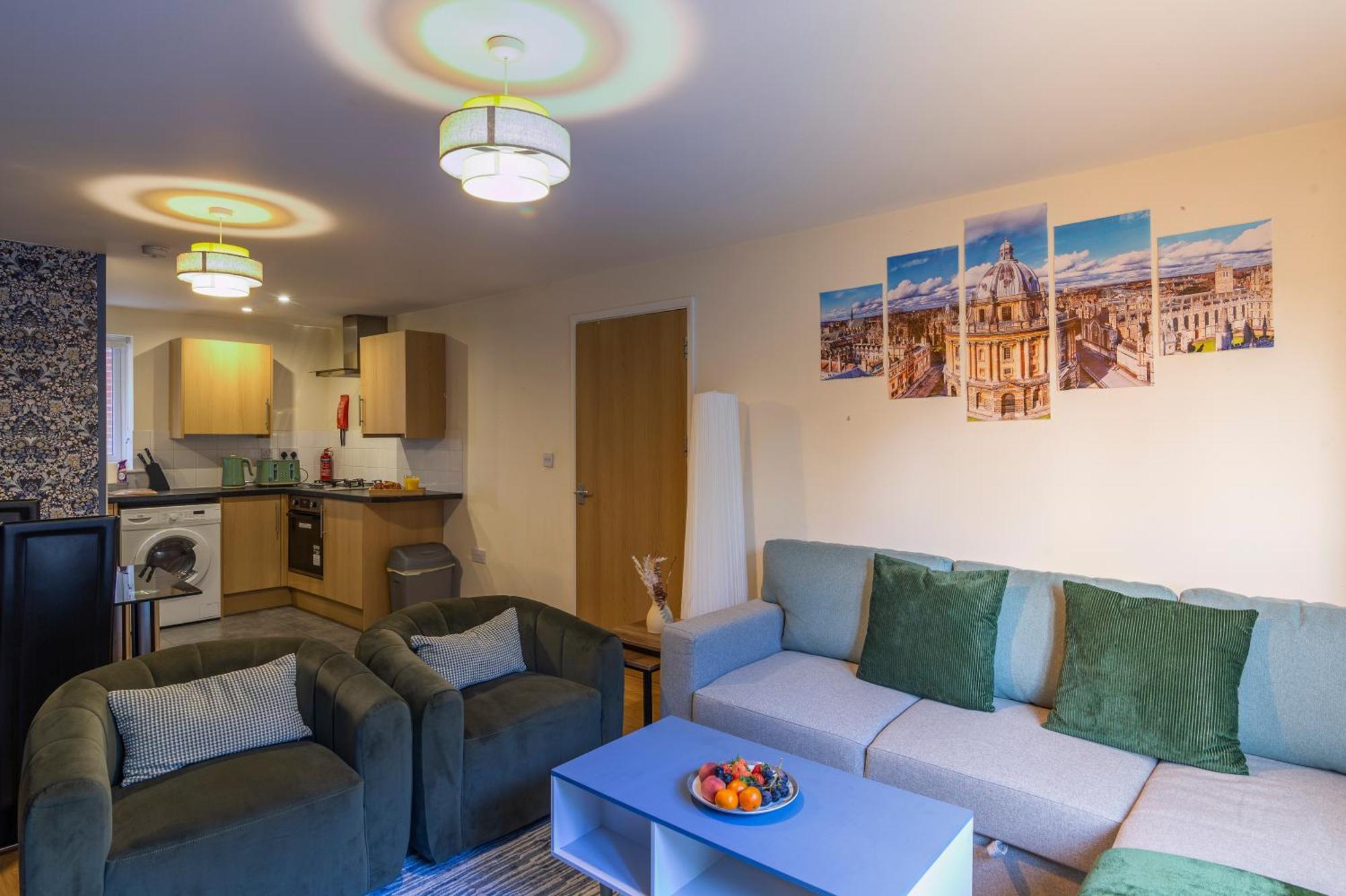 The Vogue Stay, 3 Bedrooms, 2 Bathrooms, Ideal For Jr & Hospitals, Free Carpark, Conveniently Located For Ring Road Access, 2 Miles From Centre Easy Car & Bus Route