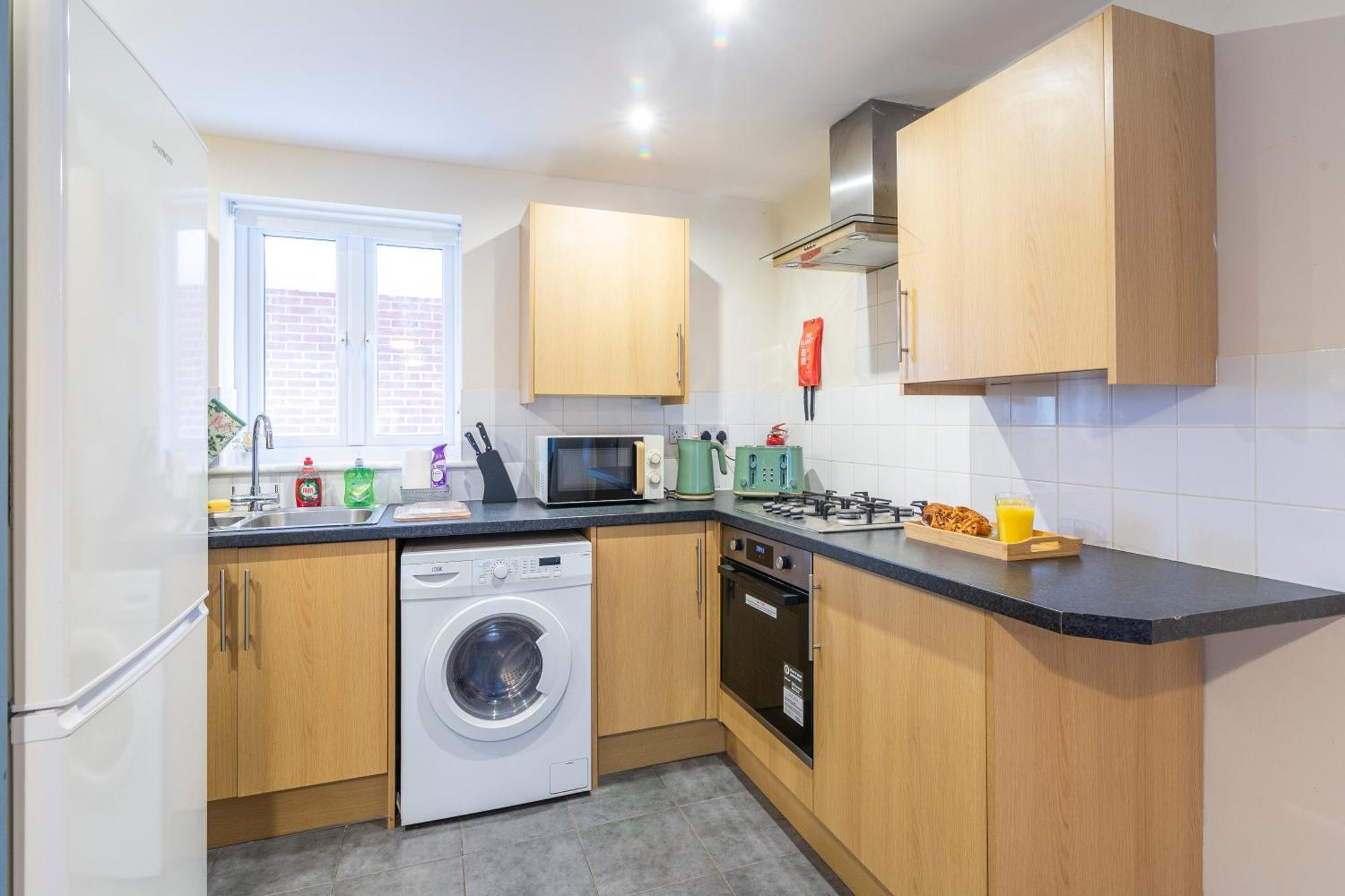 The Vogue Stay, 3 Bedrooms, 2 Bathrooms, Ideal For Jr & Hospitals, Free Carpark, Conveniently Located For Ring Road Access, 2 Miles From Centre Easy Car & Bus Route Apartment *