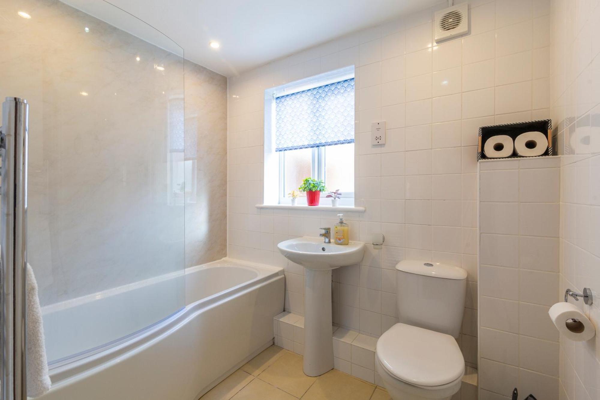 Apartment The Vogue Stay, 3 Bedrooms, 2 Bathrooms, Ideal For Jr & Hospitals, Free Carpark, Conveniently Located For Ring Road Access, 2 Miles From Centre Easy Car & Bus Route *